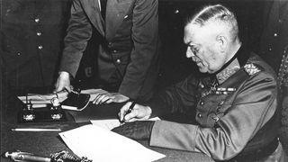 Wilhelm Keitel unterzeichnet die bedingungslose Kapitulation Deutschlands vom 8. Mai 1945 (die Unterzeichnung selbst erfolgt in den frühen Morgenstunden des 09.05.1945)
