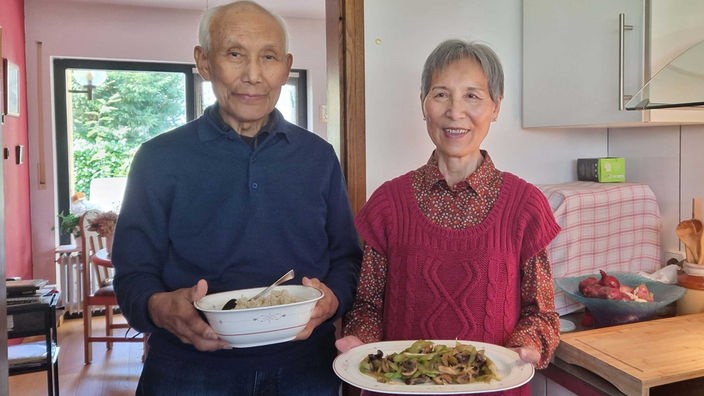 Traditionelles tibetisches Essen spielt für Dekyi Phukhang und ihren Mann Jampa eine ganz wichtige Rolle, denn beide leben seit Jahrzehnten fern ihrer Heimat und jede Mahlzeit verbindet sie damit. 