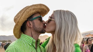 Tag des Kusses: Zwei Festivalbesucher küssen sich auf dem Coachella Music and Arts Festival im Empire Polo Club.