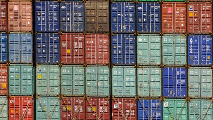 Symbolbild Logistik: Gestapelte Container im Hamburger Hafen.
