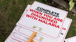 Plakate der Ghanaischen Regierung mit der Aufschrift "Complete your treatment when you are diagnosed with malaria"