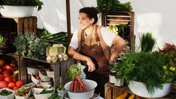 Maria Giménez an ihrem Marktstand zwischen Obst und Gemüse