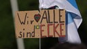 Plakat "Wir alle sind Ecke" beim Protest in Dresden gegen Angriffe auf Politiker 