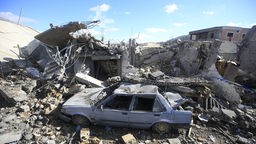 14.12.2023, Libanon, Aitaroun: Ein bei einem israelischen Luftangriff zerstörtes Gebäude in Aitaroun, Libanon. 