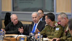 Benjamin Netanjahu (2.v.l.), Ministerpräsident von Israel, und Joaw Galant (l), Verteidigungsminister von Israel, besprechen sich.