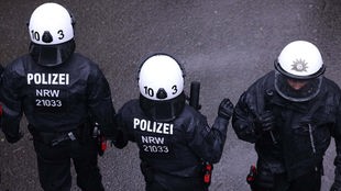 Bei einer Großübung der Wuppertaler Polizei stehen Polizisten vor einem Fußballstadion.