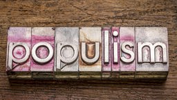 Das Wort "populism" mit Holzbuchstaben