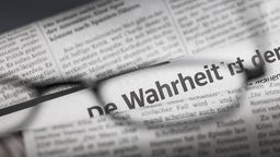 Symbolbild Pressefreiheit: In Zeitung mit der Schlagzeile "Wahrheit".