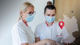 Gesundheits- und Krankenpflegerin Nihada Celikovic (l) und Suzanna Mehremic (r), Pflegehelferin und Demenzexpertin im St. Vinzenz-Hospital in Köln