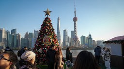 geschmückter Weihnachtsbaum vor dem Finanzviertel Pudong in Shanghai