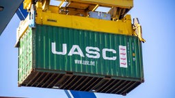 Symbolbild Wirtschaftswachstum: Containerumschlag im Hafen von Mannheim.