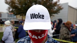 Ein Mann trägt eine Kappe mit der Aufschrift "Woke"