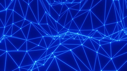 Eine abstrakte Animation eines komplexen Dreiecks-Netzwerkes in hellblau auf dunkelblauem Hintergrund
