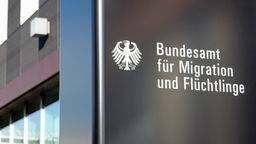  Schriftzug des Bundesamtes für Migration und Flüchtlinge mit Bundesadler