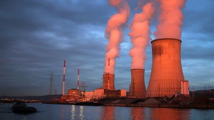 Dampf steigt aus den Kühltürmen des Atomkraftwerks Tihange.