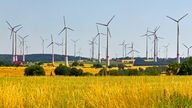 Windräder am Haarstrang im Sommer in Nordrhein-Westfalen