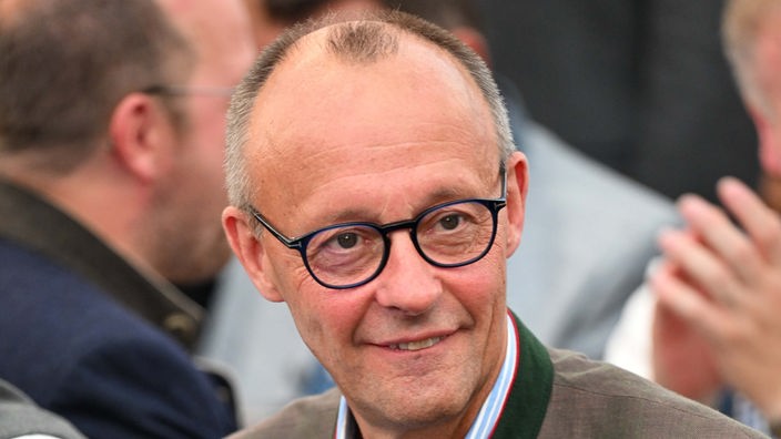 CDU-Chef Friedrich Merz im Festzelt auf dem Gillamoos in Abensberg 2023.