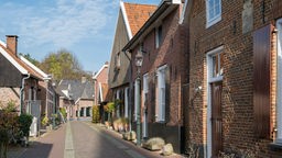 Gasse in der historischen Stadt Bredevoort, Provinz Gelderland, Niederlande