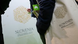 Besucherinnen schauen sich den Stand des Ehrengastlandes 2023 Slowenien auf der Frankfurter Buchmesse an. 