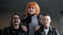 Porträtaufnahme der US-Band "Gossip": Nathan Howdeshell (l-r), Beth Ditto und Hannah Blilie.