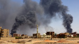 Rauch über Khartoum nach einem Bombeneinschlag 