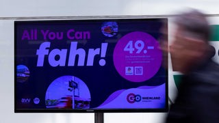  "All you can fahr! 49 Euro Das Deutschlandticket" steht auf einem Monitor in einem Bahnhof