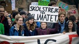 Die schwedische Klimaaktivistin Greta Thunberg nimmt zusammen mit Luisa Marie Neubauer an der Demonstration Fridays For Future in Berlin teil.