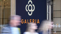  Kunden verlassen die Filiale von Galeria an der Hauptwache in Frankfurt. Warenhauskonzern Galeria Karstadt Kaufhof will bundesweit zahlreiche Filialen schließen.