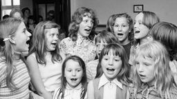 Mädchen singen in einem Chor, Aufnahmedatum 08.07.1972