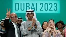 Sultan al-Dschaber (M), Präsident der COP28, UN-Klimachef Simon Stiell (l), und Hana Al-Hashimi, COP28-Chefunterhändlerin (r), applaudieren am Ende des UN-Klimagipfels COP28.