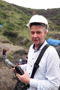 Weltumradler und Romanautor Lorenz Schröter mit einem Aufnahmegerät im Einsatz.