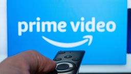 Logo des Streaminganbieters Amazon Prime Video ist auf einem Fernseher zu sehen. 