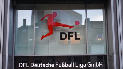 Logo der Deutschen Fußball Liga GmbH (DFL) am Eingang der DFL-Zentrale in Frankfurt/Main, 08.12.2022. 