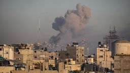 Rauch steigt durch israelische Luftangriffe in Khan Yunis, Gaza, auf, 15.12.2023. 