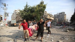 Palästinensische Familien werden nach dem nächtlichen israelischen Beschuss von Gaza-Stadt in sicherere Gebiete evakuiert.,11.10.2023. 