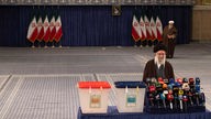 Ayatollah Ali Khamenei spricht mit den Medien, nachdem er im Führungsbüro in Teheran, Iran, seine Stimme abgegeben hat, 01.03.2024. 