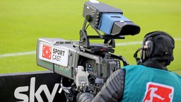 Eine Fernsehkamera von SportCast steht hinter einer Sky-Bande am Spielfeldrand bei der Begegnung RB Leipzig - MSV Duisburg in der 2. Bundesliga.