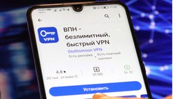 VPN-Dienste (Virtual Private Network) auf einem Smartphone, Russland, St. Petersburg, 24.02.2024 .