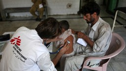 Ein Arzt von "Ärzte ohne Grenzen" kümmert sich um die Flutopfer in Pakistan