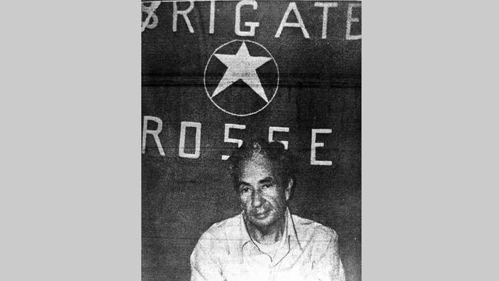Der 1978 entführte Aldo Moro vor einem Transparent mit der Aufschrift "Brigate Rosse" ("Rote Brigaden")