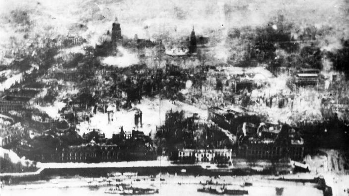 Luftaufnahme zeigt Rauchschwaden über Dresden 