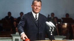 Mit einem Knopfdruck startet Willy Brandt das Farbfernsehen