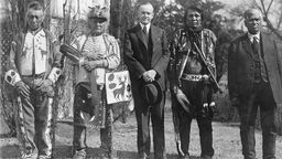 Präsident Calvin Coolidge und vier Indianer