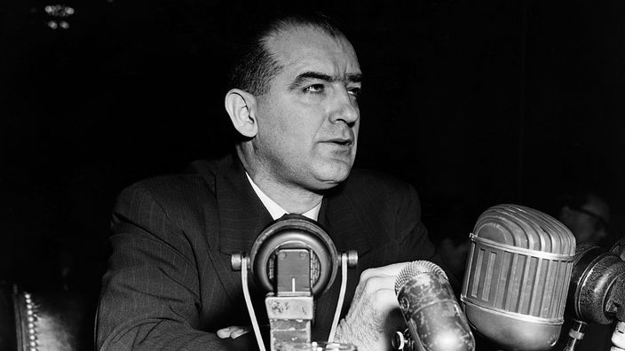Der amerikanische Senator Joseph McCarthy vor Mikrofonen