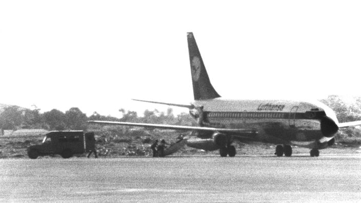 Die am 13. Oktober 1977 entführte Lufthansa-Maschine "Landshut" nach der Landung in Mogadischu (Somalia)