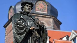 In Eisleben erinnert ein Denkmal an den Reformator Martin Luther
