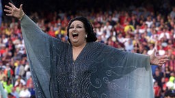 Montserrat Caballé singt mit weit ausgebreiteten Armen
