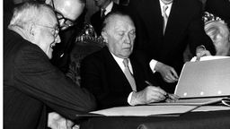 Unterzeichnung der Pariser Verträge. Komrad Adenauer unterschreibt den Beitritt der BRD zur NATO.
