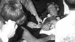 Robert Kennedy nachdem er bei einem Attentat schwer verletzt wurde