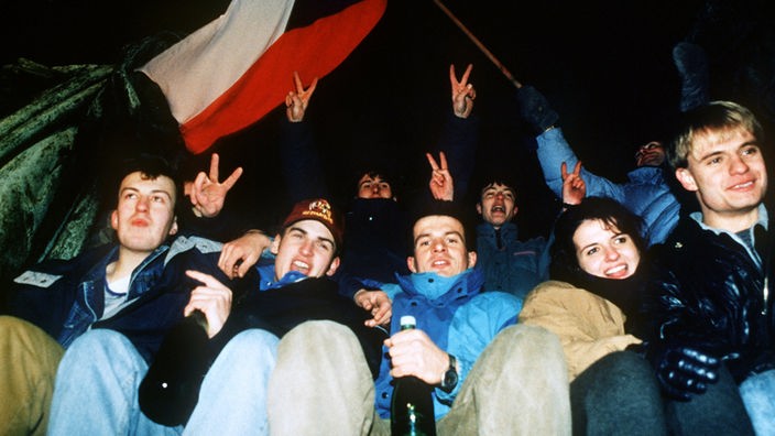 Junge Menschen feiern die Staatsgründung der Tschechischen Republik